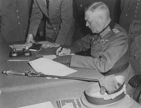Keitel firmando la rendición alemana