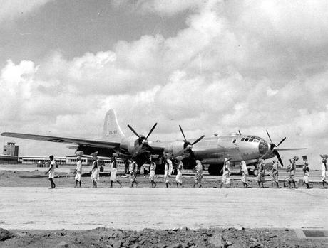 B-29 estacionado en un aeródromo británico en la India en 1944. Fuente y autoría: USGOV-PD [dominio público], vía Wikimedia Commons.