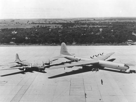 B-36 junto a un B-29 estacionados en la base área de Carswell, en Texas (EE. UU.). Nótese la enorme diferencia de tamaño entre ambas aeronaves. Fuente y autoría: USAF [dominio público], vía Wikimedia Commons.