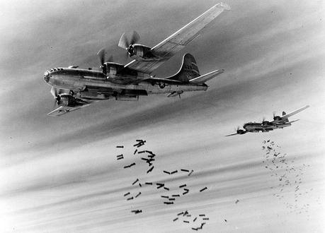 Formación de bombarderos pesados B-29 soltando sus bombas sobre Rangún, la antigua capital de Birmania, en 1945. 