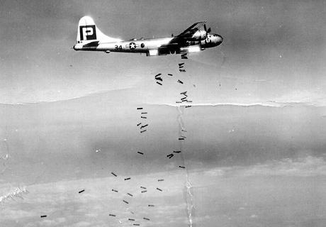 B-29 lanzando toda su carga sobre Japón en 1945. La capacidad de la bodega interna en materia de explosivos era de la friolera de 9.000 toneladas.