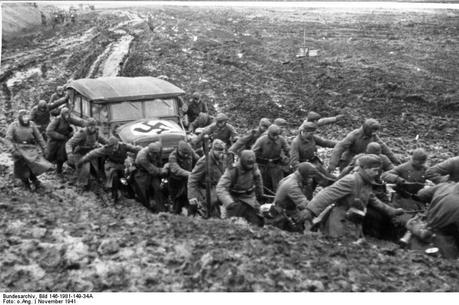 La lluvia y la ausencia de carreteras asfaltadas contribuyó decisivamente a frenar el Blitzkrieg alemán. Fuente y autoría: Bundesarchiv, Bild 146-1981-149-34A / CC-BY-SA