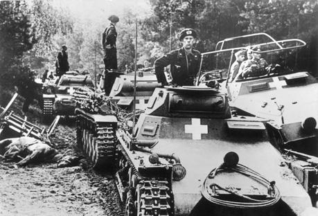 Vanguardia mecanizada alemana en pleno desarrollo de la táctica de Blitzkrieg en la campaña de Polonia