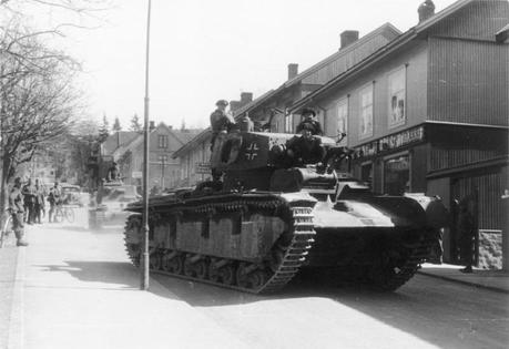 Un imponente Panzer alemán avanzando por una localidad Noruega en abril de 1940: el Blitzkrieg seguía funcionando.