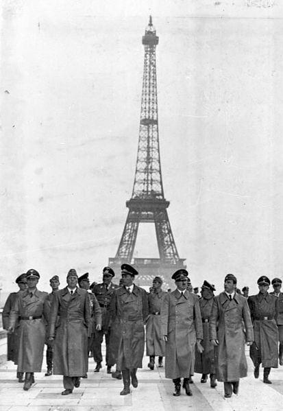 Simbólica fotografía de la victoria de Hitler en Francia. Fuente y autoría: Bundesarchiv, Bild 183-H28708 / CC-BY-SA