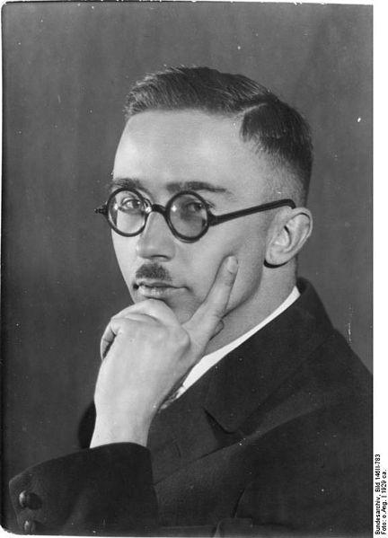 Heinrich Himmler en un retrato de 1929. Fuente y autoría: Bundesarchiv, Bild 146II-783 / CC-BY-SA