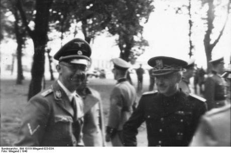 Heinrich Himmler y Serrano Súñer posan en esta foto algo borrosa del Bundesarchiv alemán. Fuente y autoría: Bundesarchiv, Bild 101III-Wiegand-023-03A / Wiegand / CC-BY-SA