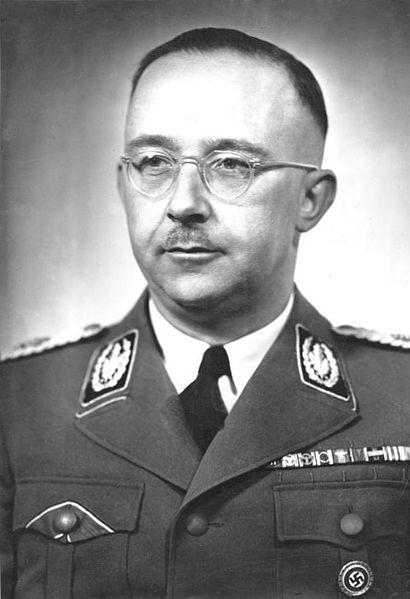 Uno de los retratos oficiales de Heinrich Himmler. Fuente y autoría: Bundesarchiv, Bild 183-S72707 / CC-BY-SA