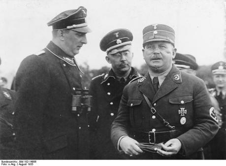 Heinrich Himmler y Ernst Röhm. Himmler no dudaría en eliminar a cualquier adversario en su carrera hacia el poder dentro de la nueva Alemania nazi. Fuente y autoría: Bundesarchiv, Bild 102-14886 / CC-BY-SA