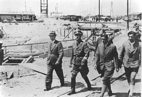 Heinrich Himmler visitando las instalaciones de IG Farben en Auschwitz-Birkenau. Fuente y autoría: Desconocida [CC BY-SA 3.0 ES], vía segunda-guerra-mundial.tumblr.com.