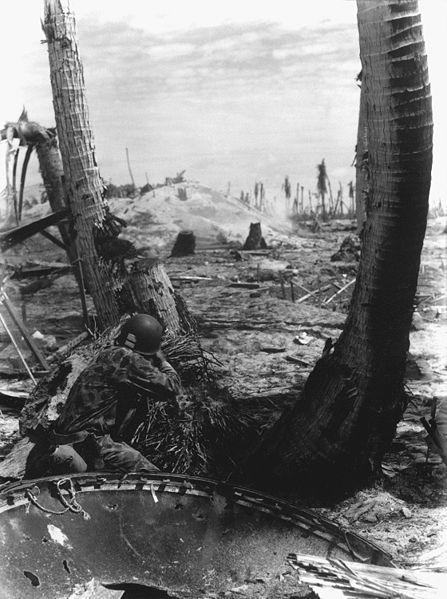 Puntos de inflexión de la IIGM: la Batalla de Tarawa Marine estadounidense en acción en la batalla de Tarawa
