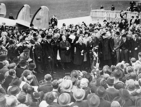 Neville Chamberlain pronunciando su famoso (y poco previsor) discurso de paz con el Tercer Reich