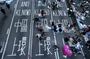 Manifestantes en favor de la democracia duermen frente a las oficinas del Gobierno, durante el quinto día de desobediencia civil en Hong kong (China). Las autoridades chinas han suspendido durante una semana las visitas turísticas de grupos a Hong Kong desde el resto del país. (Dennis M. Sabangan / EFE)