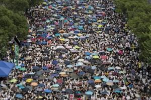 Miles de estudiantes iniciaron una huelga de cinco días sin precedentes en Hong Kong para protestar por las restricciones al sufragio universal en las elecciones generales de 2017, impuestas por el Gobierno chino. Unos 10.000 estudiantes, según los organizadores, se congregaron en la explanada de la Universidad de China en Hong Kong para secundar el parón universitario e iniciar la protesta masiva. (Jerome Favre / EFE)