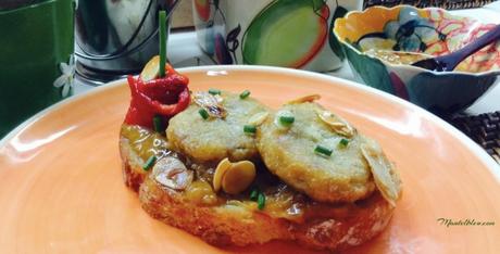 Tosta de medallones de manitas con piquillo y almendras