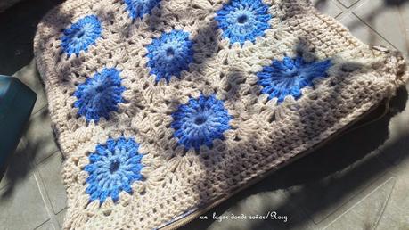 con unas cajitas de puros.......y ganchillo