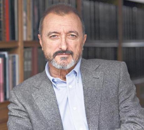 Pérez Reverte: “Propongo poner al perro en observación y sacrificar a la ministra”