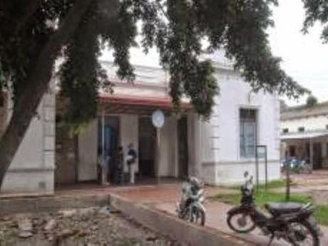 Fué a robar con el hijo, lo abandonó y murió al chocar en la huida