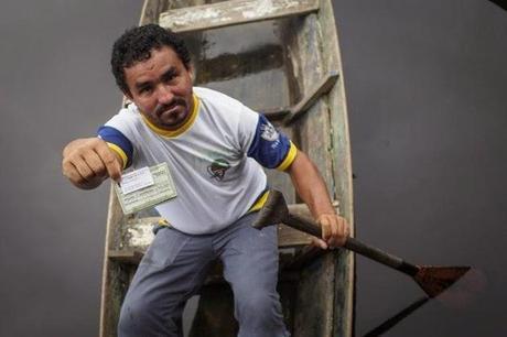 En plena Amazonia, los brasileños llegan en canoa a votar en urnas flotantes En plena Amazonia, los brasileños llegan en canoa a votar en urnas flotantes