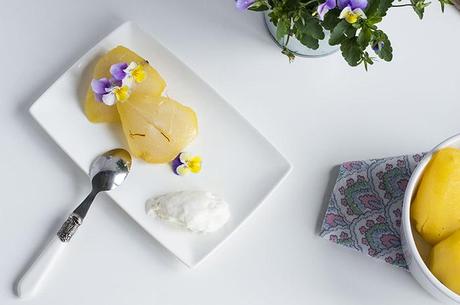 PERAS ESPECIADAS AL VINO BLANCO CON HELADO DE QUESO CREMA