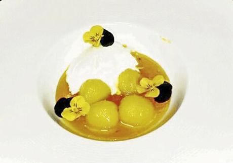 PERAS ESPECIADAS AL VINO BLANCO CON HELADO DE QUESO CREMA