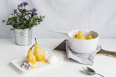 PERAS ESPECIADAS AL VINO BLANCO CON HELADO DE QUESO CREMA