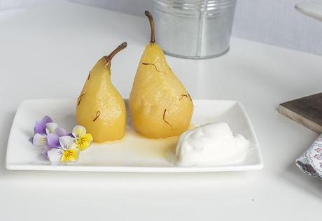 PERAS ESPECIADAS AL VINO BLANCO CON HELADO DE QUESO CREMA