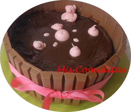 TARTA CERDITOS BAÑÁNDOSE EN EL BARRO