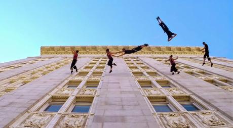Bailando Vals en una fachada