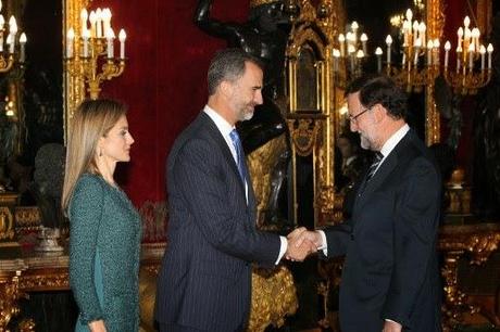 Dña. Letizia con la última originalidad de Varela, en el día de la Hispanidad