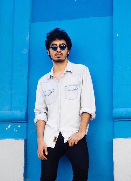 West-vintage_dnim_shirt-hm_black_shirt_skinny-jeans-hm_slippers-glamournarcotico-fashionblog-menswear-street-style-outfit-charlie-cole-malefashion (7)