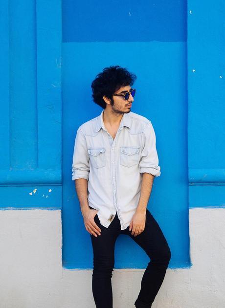 West-vintage_dnim_shirt-hm_black_shirt_skinny-jeans-hm_slippers-glamournarcotico-fashionblog-menswear-street-style-outfit-charlie-cole-malefashion (6)