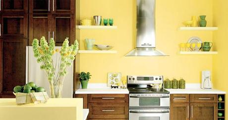 Cocina con pared amarilla y muebles de madera