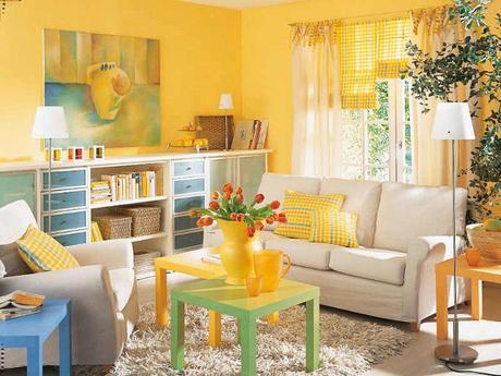 Salón con paredes amarillas y muebles de colores