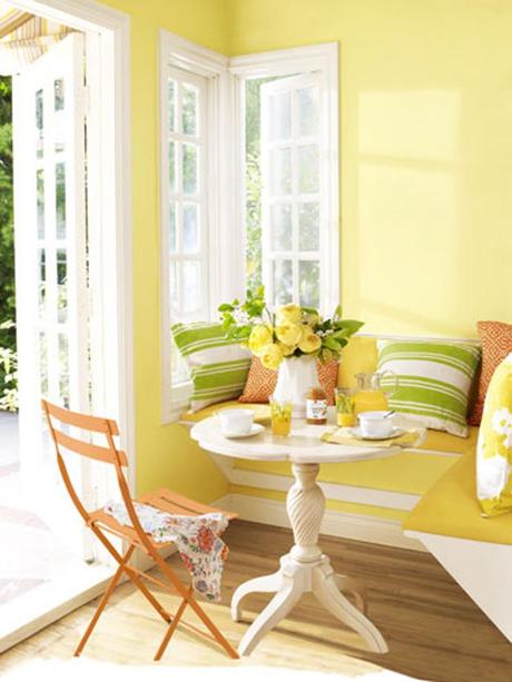 Estancia con paredes amarillas y ventanas blancas