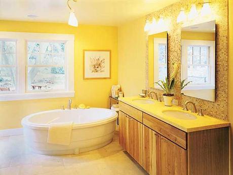 Baño de paredes amarillas