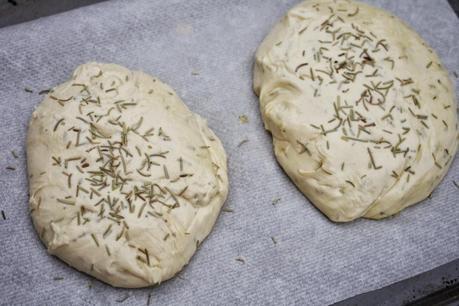 Pan de romero y aceite de oliva