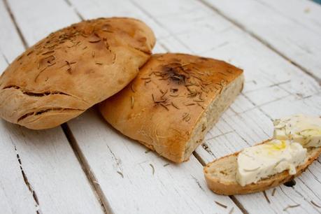Pan de romero y aceite de oliva