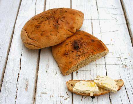 Pan de romero y aceite de oliva