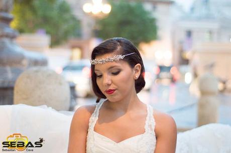 Modelo con vestido de novia con diadema con piedras preciosas