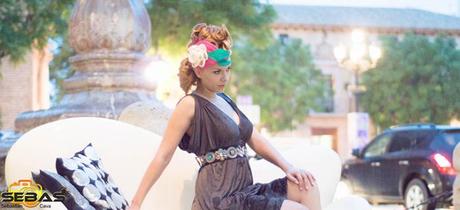 fotos de moda con modelo con vestido negro y tocado rosa y verde con flor blanca