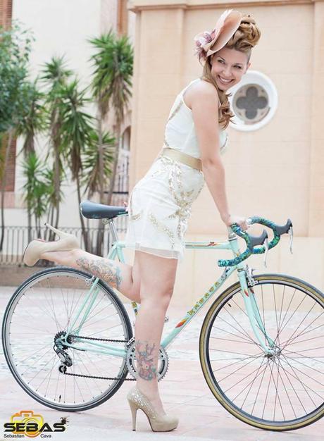 Tocado de moda, chica con bici y tocado beige