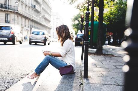 Keep it Simple Denim_Levis_Vintage-White_Shirt-Sandals-Burgundy_Clutch-Paris-Street_Style-Karen_Walker-40