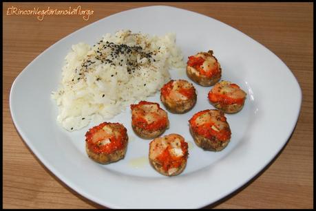 Champiñones rellenos de paté de pimiento rojo con cebolla y queso vegano