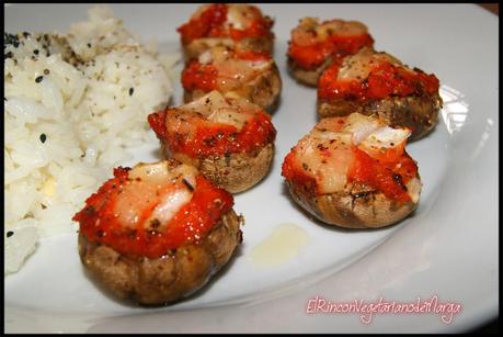 Champiñones rellenos de paté de pimiento rojo con cebolla y queso vegano