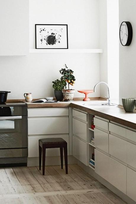 Estilo nórdico en tonos suaves viviendas danesas decoración paredes hogar colores pálidos paredes azul claro mobiliario clásico de diseño estilo nórdico escandinavo Estilo nórdico en tonos suaves estilo minimalista contraventanas madera blanca blog decoración nórdica