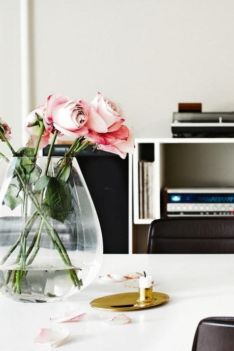 Estilo nórdico en tonos suaves viviendas danesas decoración paredes hogar colores pálidos paredes azul claro mobiliario clásico de diseño estilo nórdico escandinavo Estilo nórdico en tonos suaves estilo minimalista contraventanas madera blanca blog decoración nórdica