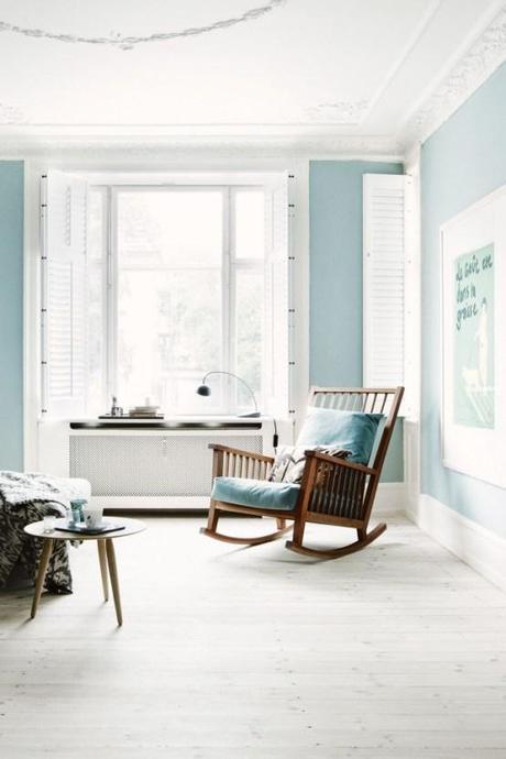 Estilo nórdico en tonos suaves viviendas danesas decoración paredes hogar colores pálidos paredes azul claro mobiliario clásico de diseño estilo nórdico escandinavo Estilo nórdico en tonos suaves estilo minimalista contraventanas madera blanca blog decoración nórdica