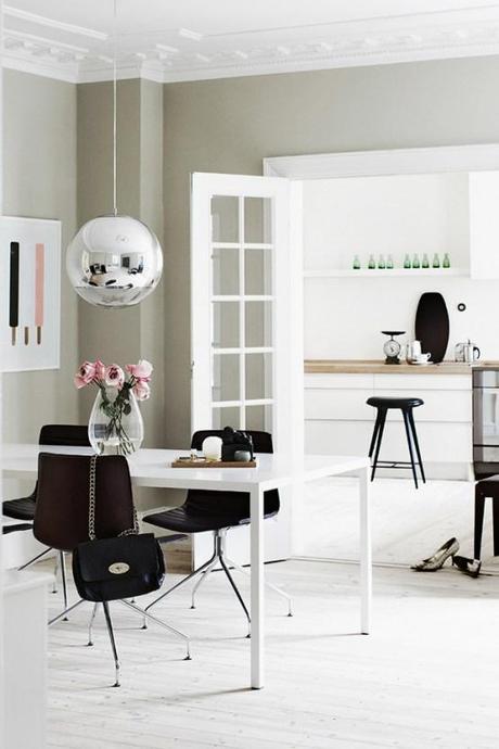 Estilo nórdico en tonos suaves viviendas danesas decoración paredes hogar colores pálidos paredes azul claro mobiliario clásico de diseño estilo nórdico escandinavo Estilo nórdico en tonos suaves estilo minimalista contraventanas madera blanca blog decoración nórdica