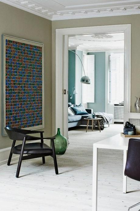 Estilo nórdico en tonos suaves viviendas danesas decoración paredes hogar colores pálidos paredes azul claro mobiliario clásico de diseño estilo nórdico escandinavo Estilo nórdico en tonos suaves estilo minimalista contraventanas madera blanca blog decoración nórdica